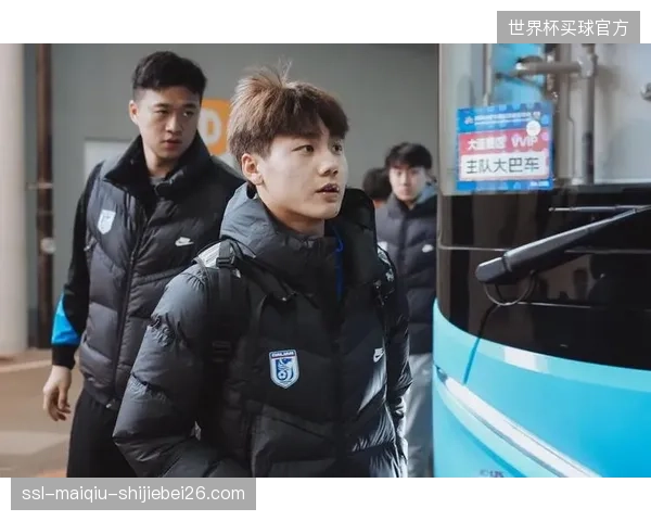 21岁的大连英博新星毛伟杰被改造为左后卫后数据亮眼，凭借攻防两端的全面表现入选国家队。